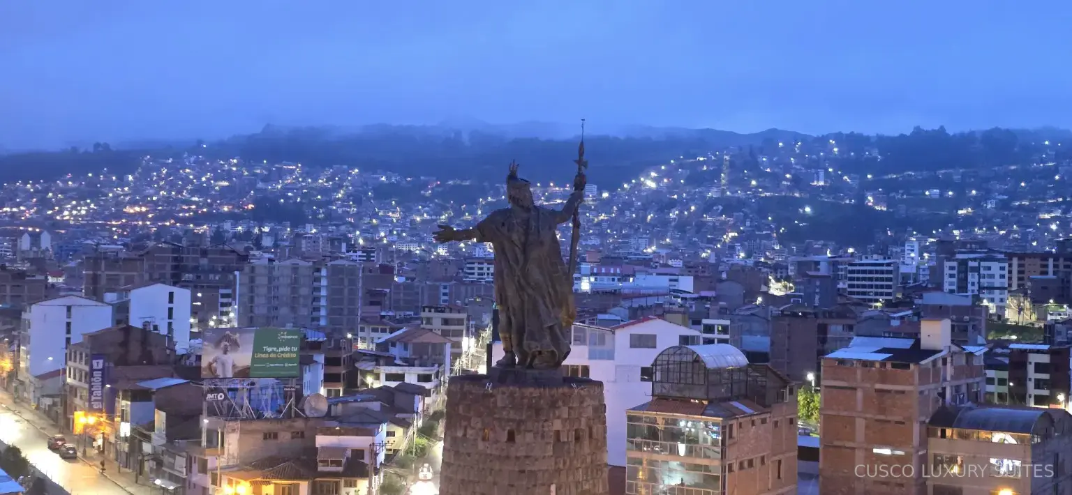 Night view of Cusco and the illuminated Pachacútec Monument from AYLLU SUITE
