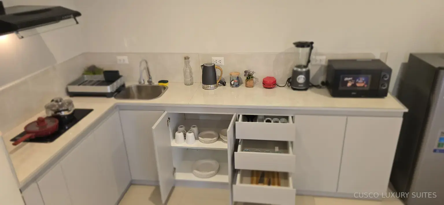 INTI SUITE kitchen storage with dishes, glasses and utensils