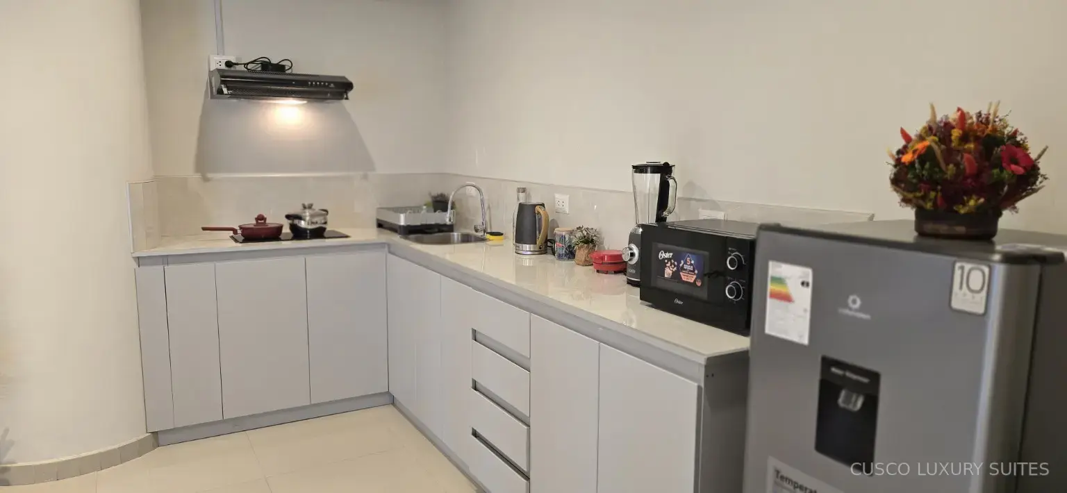 INTI SUITE full kitchen with refrigerator, microwave and small appliances