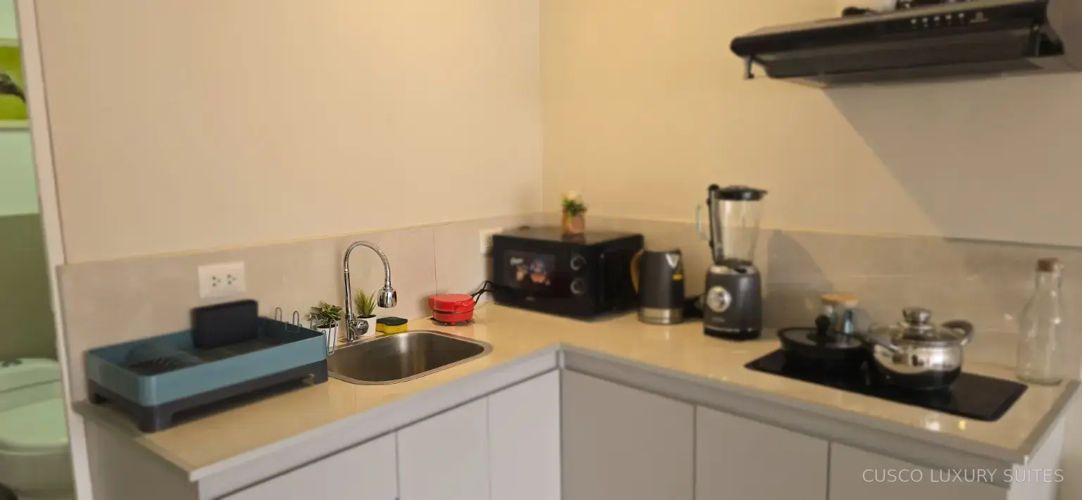 KILLA SUITE fully equipped kitchen with cooktop, microwave and small appliances