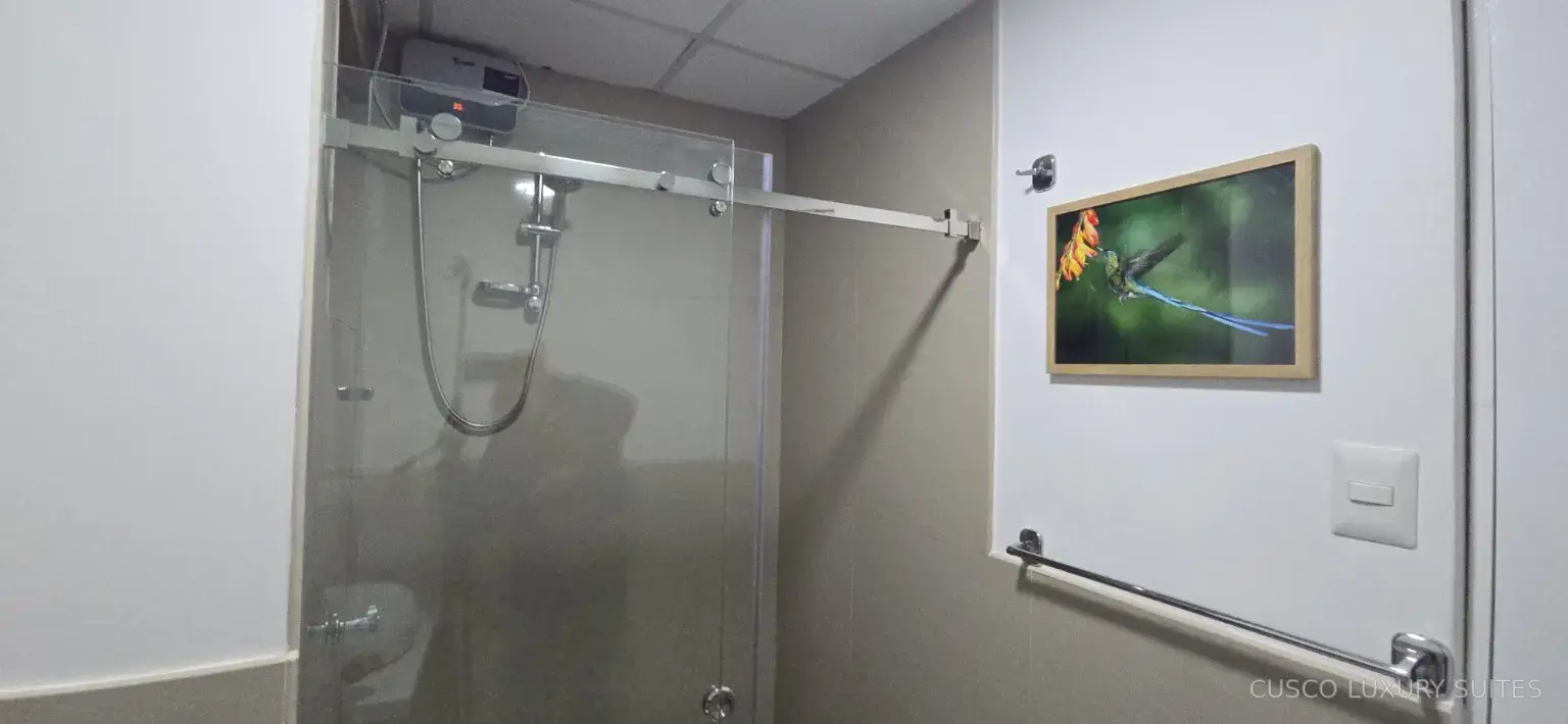 KILLA SUITE glass shower with hot water