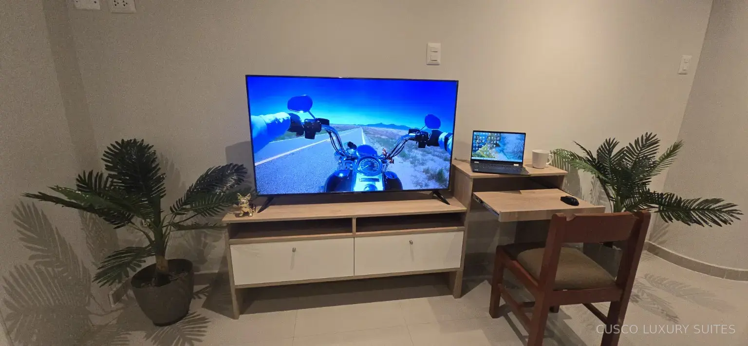 KILLA SUITE Smart TV and dedicated workspace